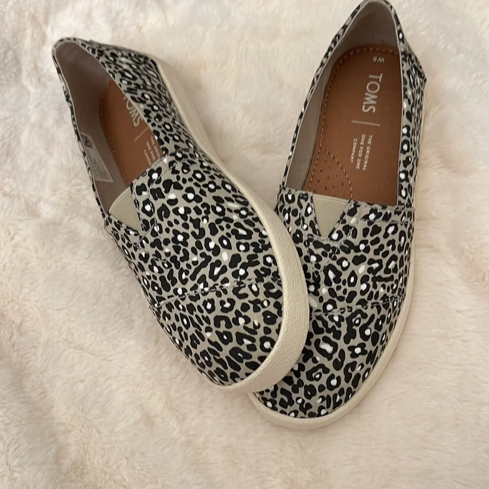 TOMS. Size 6. Color Oxford Tan Cheepard (black,white &Tan ) - Picture 5 of 8
